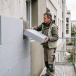 Isolation thermique extérieure d'une maison avec pose de panneaux isolants sur façade