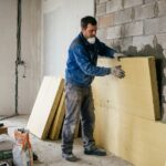 Isolation thermique intérieur : pose de panneaux isolants sur un mur intérieur d'une maison