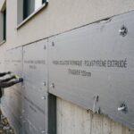 Panneau isolation thermique en laine de roche posé sur un mur, matériau de construction moderne